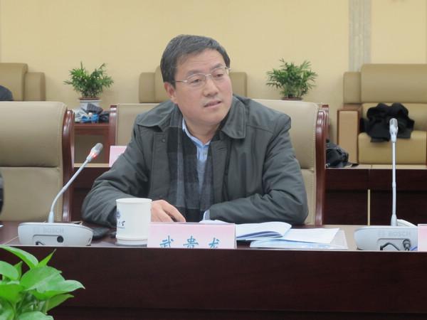 校党委书记武贵龙主持会议