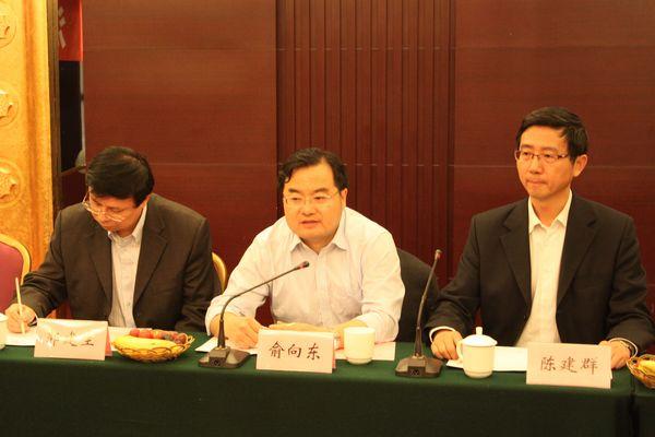 江苏省教育厅高教处副处长俞向东主持会议
