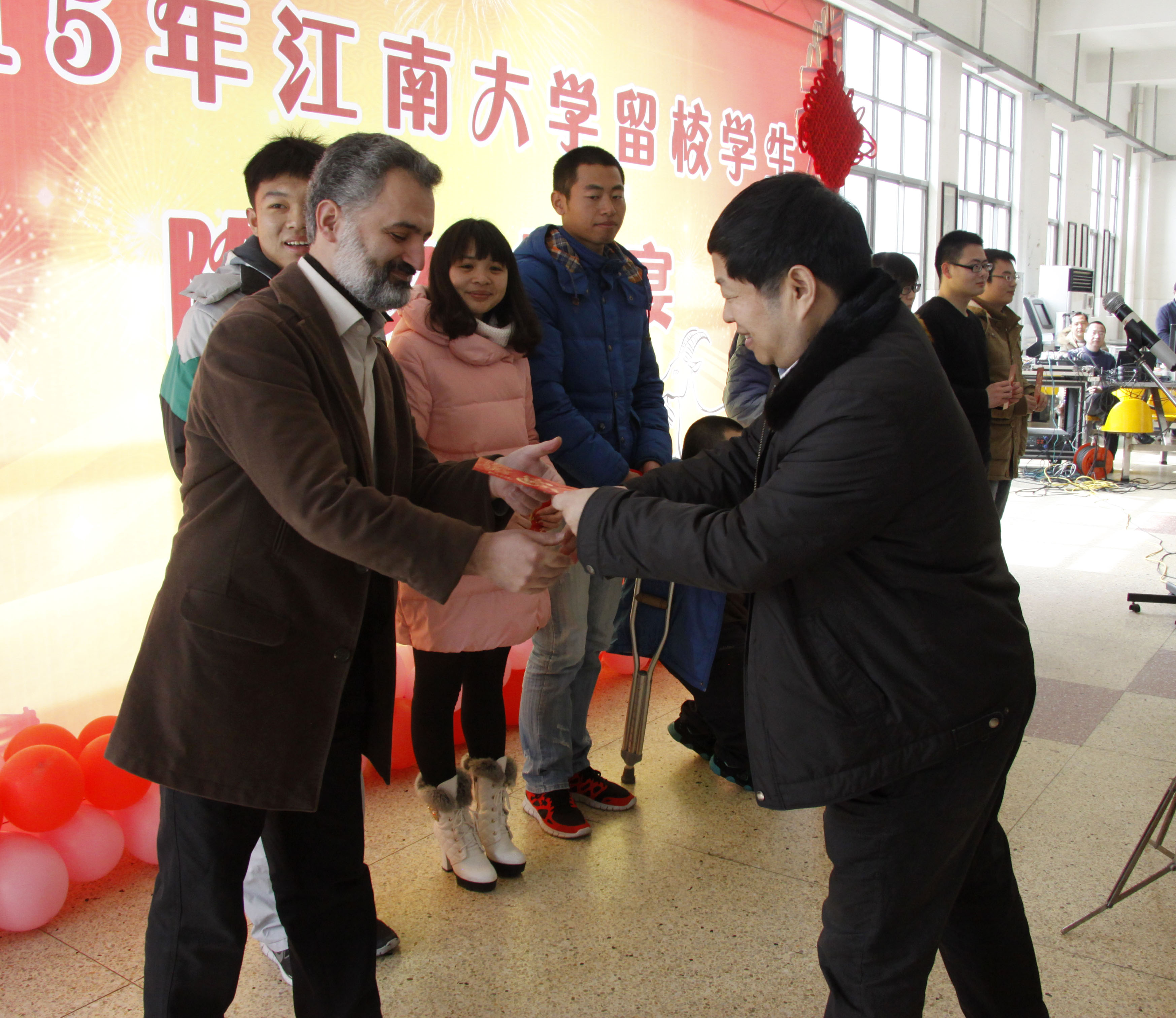 陈坚校长发放新年压岁红包