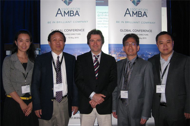 商学院院长滕乐法（右二）与AMBA大会行政长官 Andrew Main Wilson（左三）及AMBA 国际顾问委员会中国顾问王重鸣（左二）合影