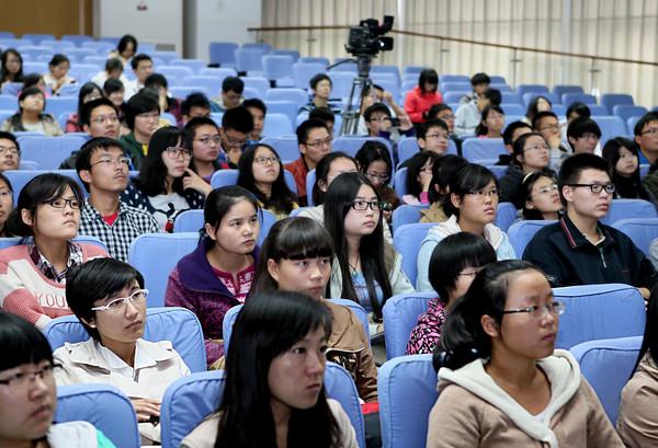 学子聆听讲座