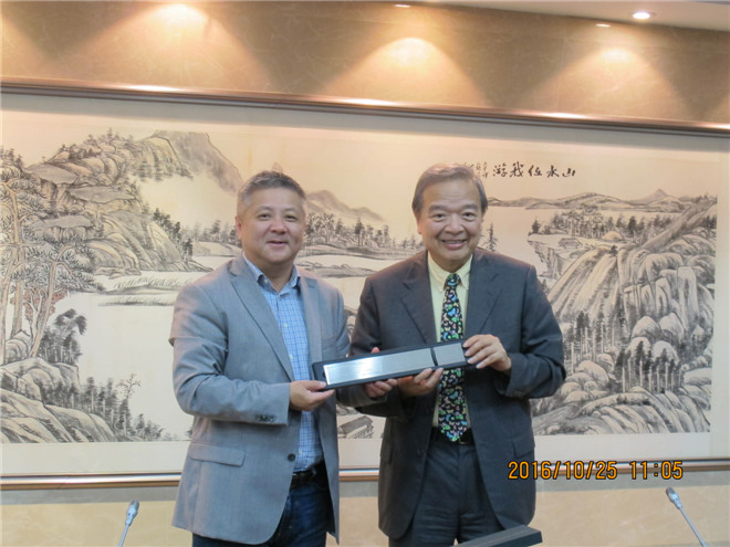 徐岩副校长代表学校赠送礼品