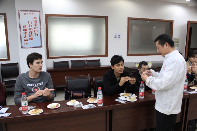 马老师指导学生动手制作 