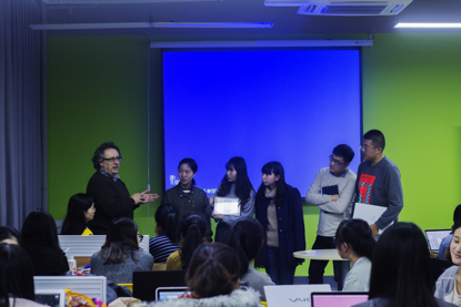  图3、 教授根据小组的汇报情况提出问题和意见