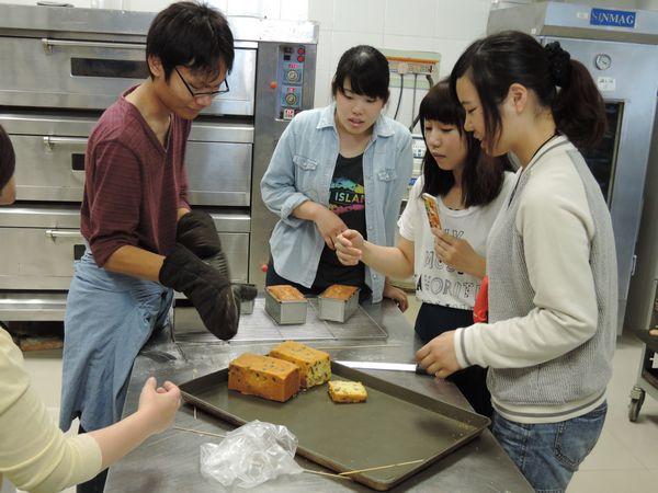 日本学生制作“酱油豆蛋糕”