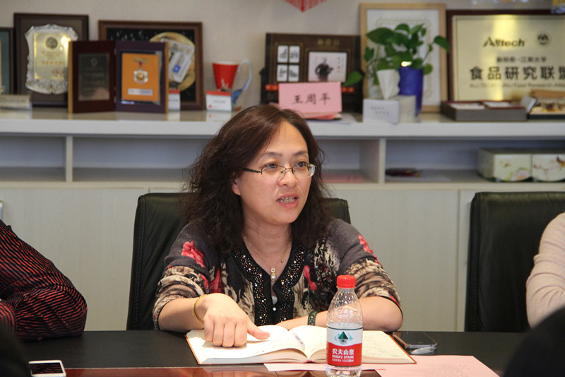 向琪老师与青年学生代表亲戚交谈