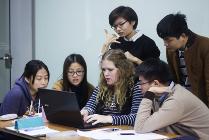 图2. 学生分组讨论并开展头脑风暴
