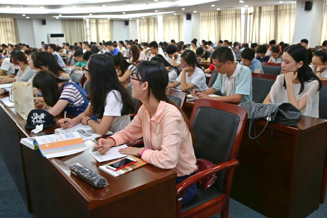 师生聆听讲座