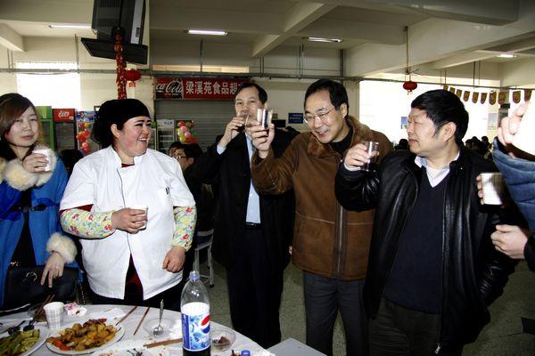 市校领导与留校学生共度新春佳节