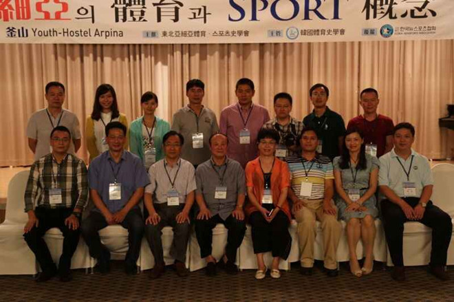中国代表团会场合影（第一排左二为杨春元副教授）