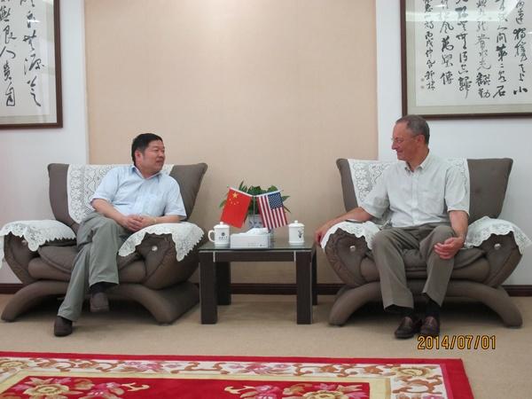 陈坚校长和Hexter教务长愉快交谈