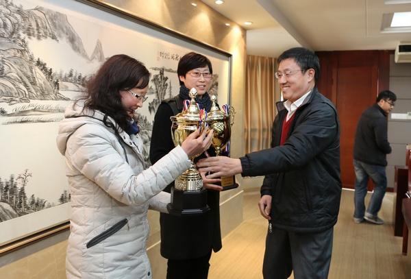 武贵龙书记为获奖单位颁奖