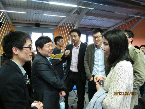 陈坚校长在米兰推介会上与留学博士人员交谈