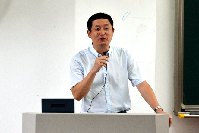 院长陈国庆给新生们提出宝贵意见