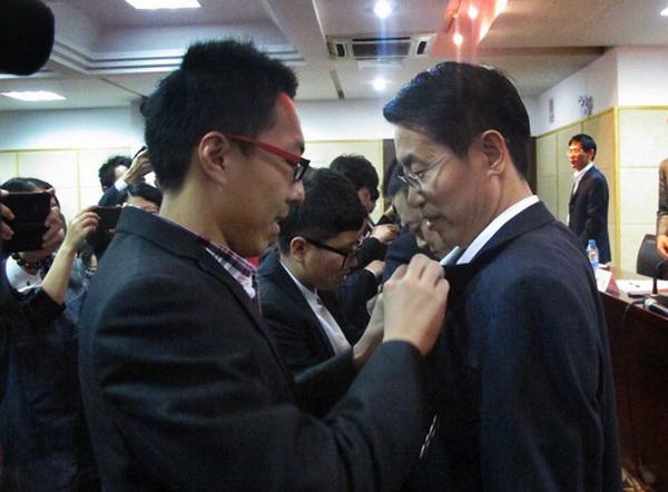 同学们为企业家辅导员佩戴“江南人徽章”