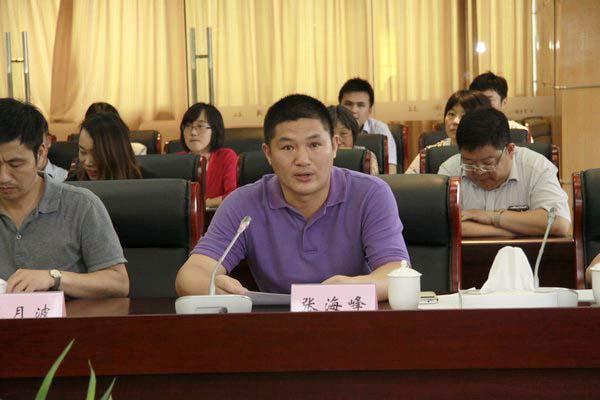 机关党委委员、党委组织部副部长张海峰主持会议