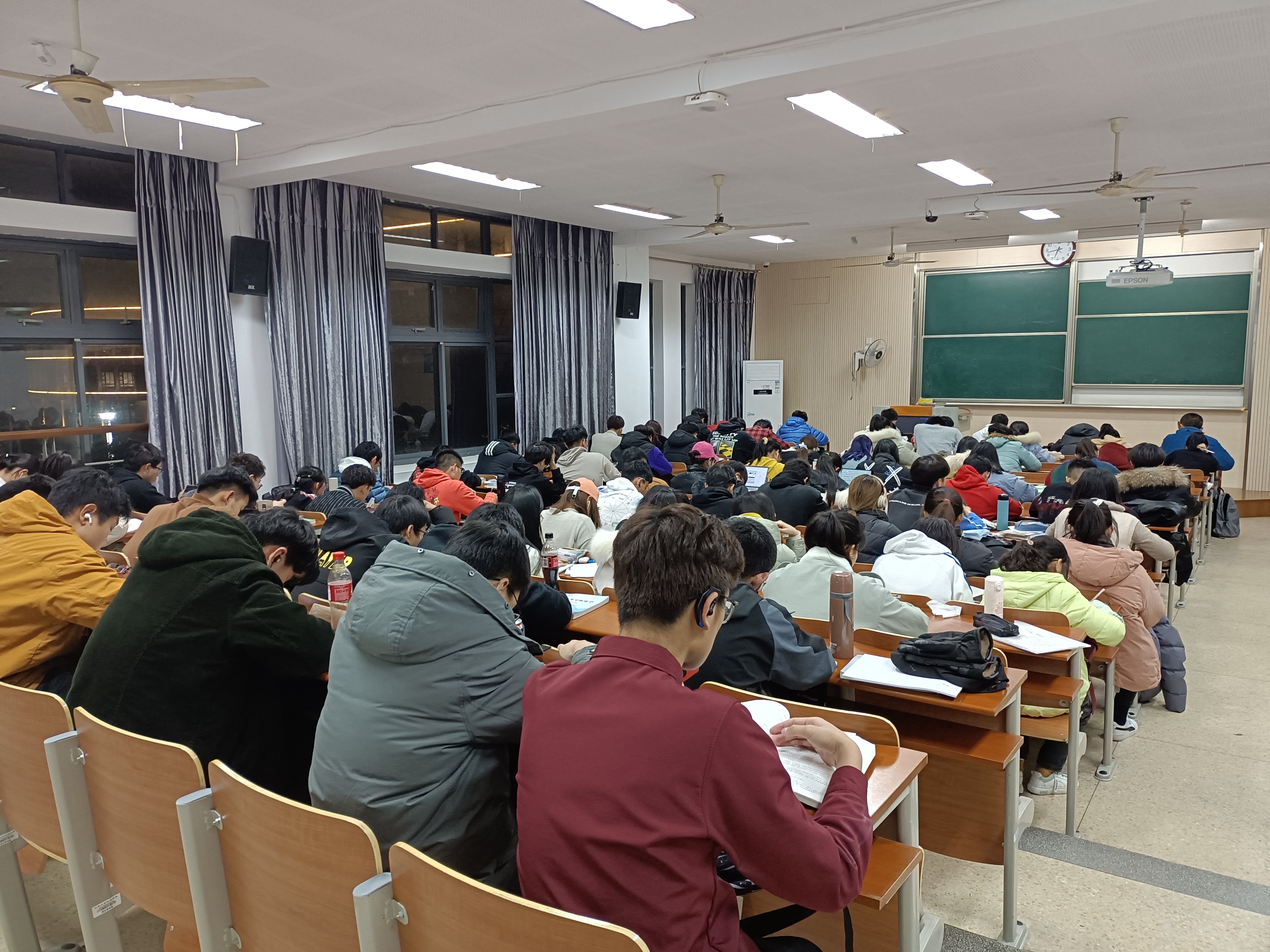 纺织科学与工程学院学工走访检查新生晚自习情况-江南大学新闻网