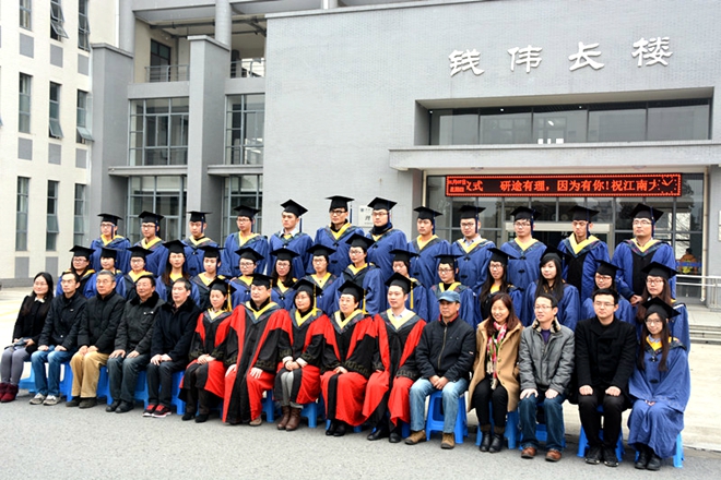 毕业生与老师们合影留念