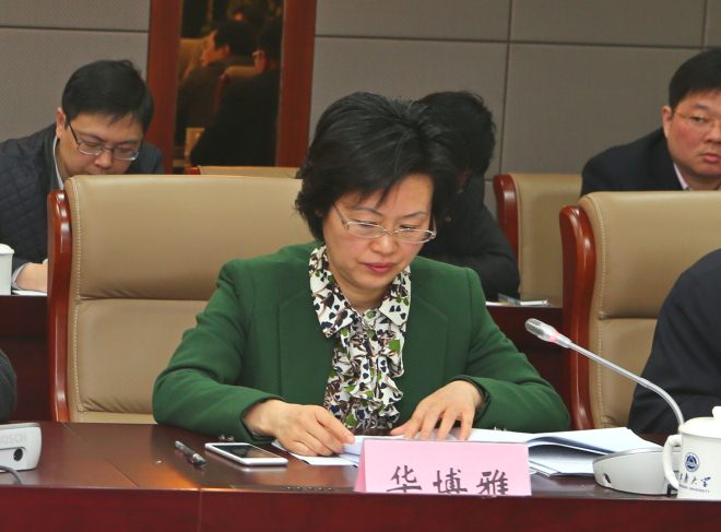 无锡市副市长、医学院理事会副理事长华博雅主持会议