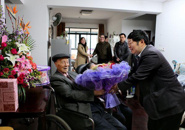 校长陈坚为王鸿祺先生献上生日鲜花