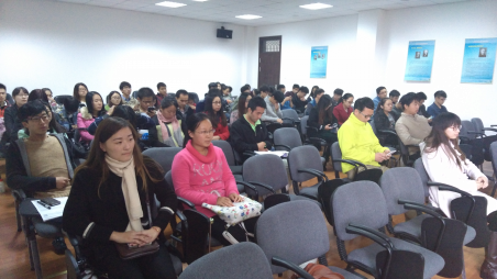 全体研究生在听学术诚信讲座