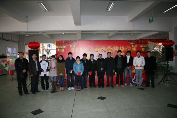 市校领导共同为同学们发放新年压岁红包
