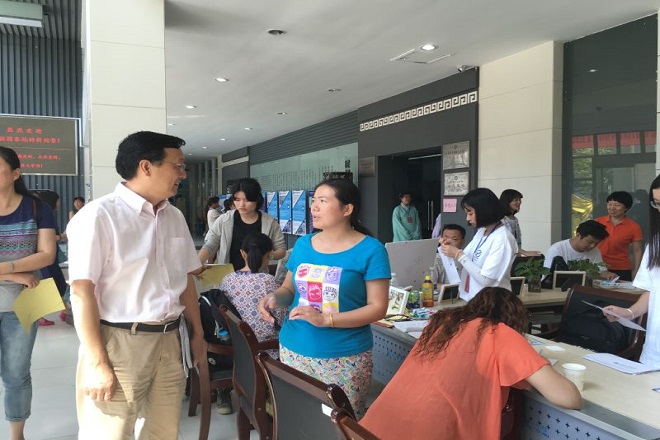 王院长与家长交流