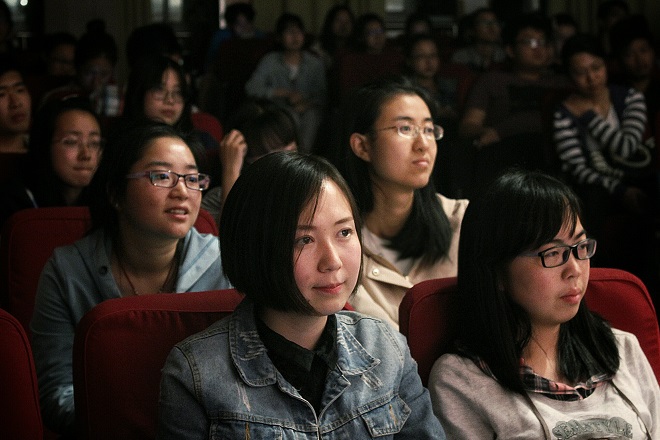 活动现场学生悉心聆听
