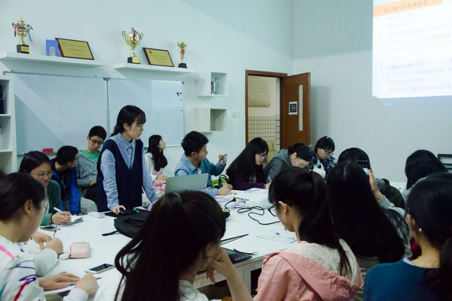 校记者团同学来分享经验