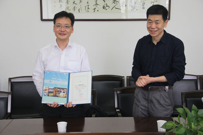 陈明选院长为葛教授颁发聘书