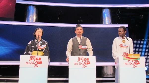 我校留学生镰田梨圭（左一）在比赛中