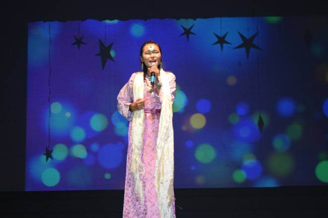 少数民族学生表演