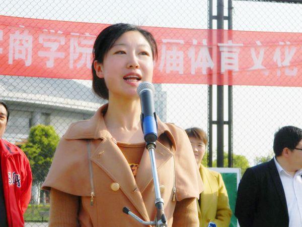 商学院党委副书记、副院长窦新华致辞