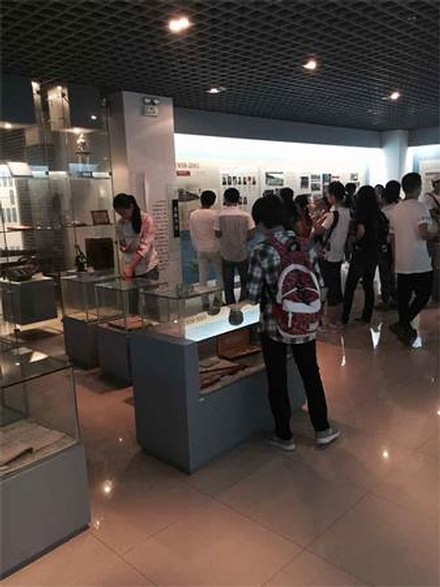 参观校史馆展厅
