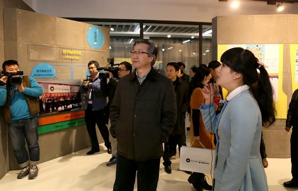文管中心主任黄浩然等参观数媒学院
