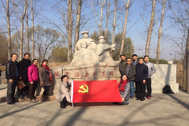 党员参观微山湖铁道游击队战场旧址小李庄 党员参观微山湖铁道游击队战场旧址小李庄