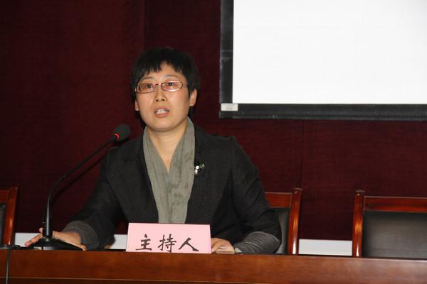 党委宣传部部长李佳敏主持讲座