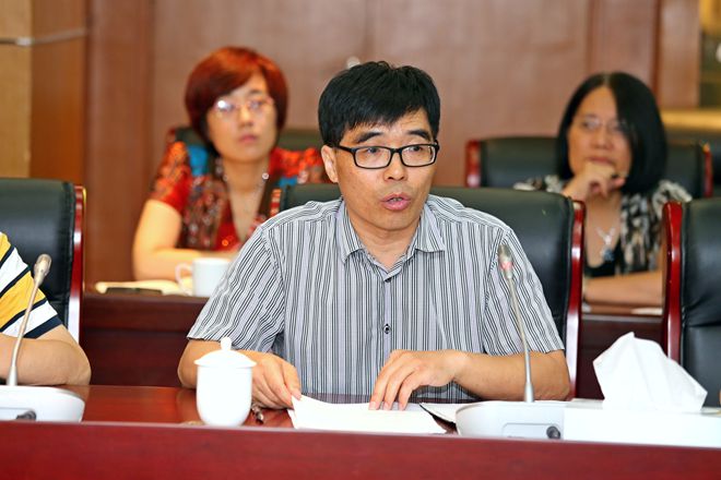 人文学院党委书记卢长征同志发言
