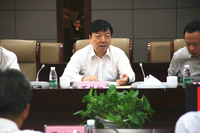 太湖新城建设指挥部办公室主任、太湖新城发展集团党委书记、董事局主席丁旭初发言
