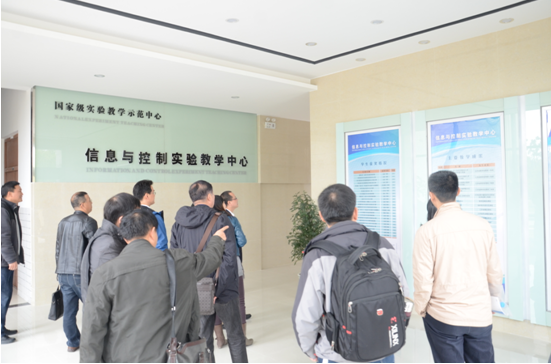 与会人员参观我校国家级信息与控制实验教学示范中心