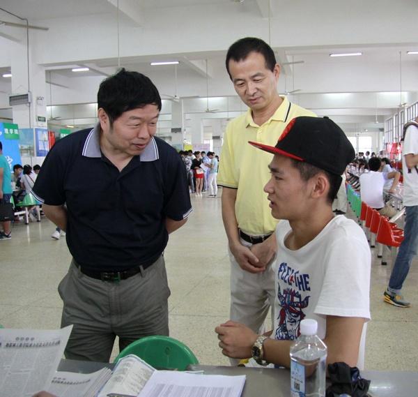 校长陈坚与2014级新生亲切交谈