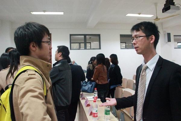 会后新老生进行交流