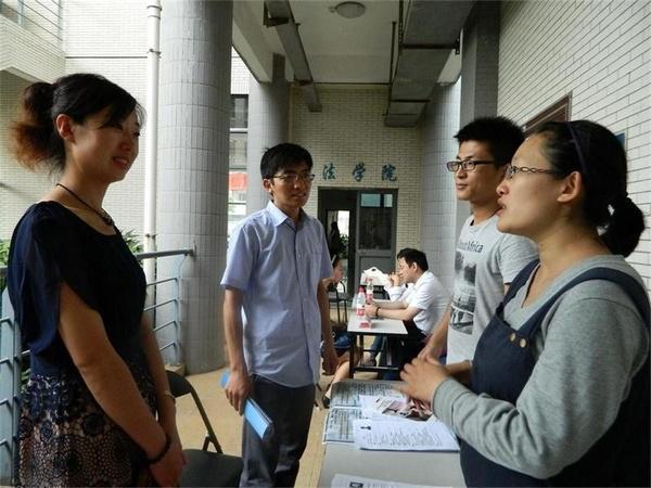 商学院党委副书记、副院长窦新华与用人单位交流