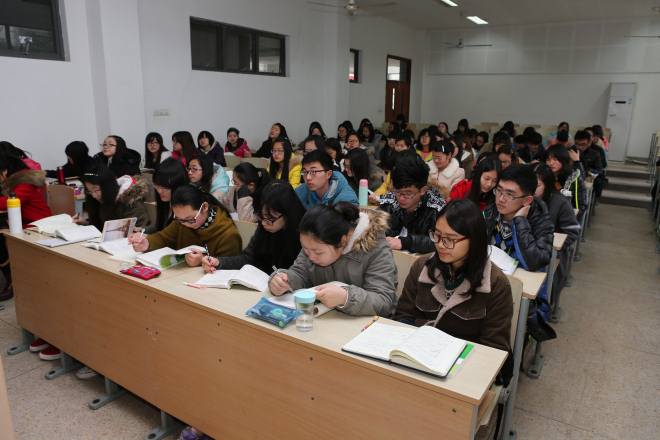 同学们以饱满的热情投入课堂