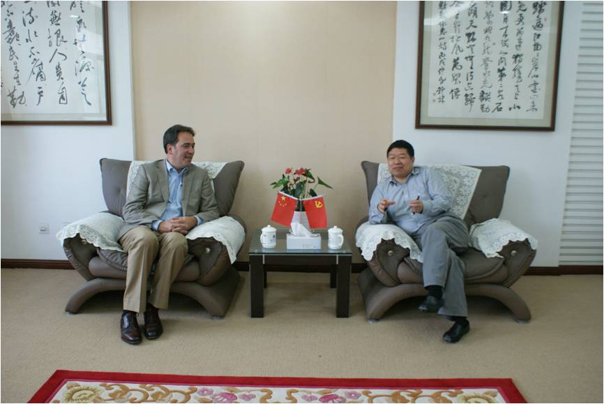 陈坚校长与Chad A. Mirkin教授交谈