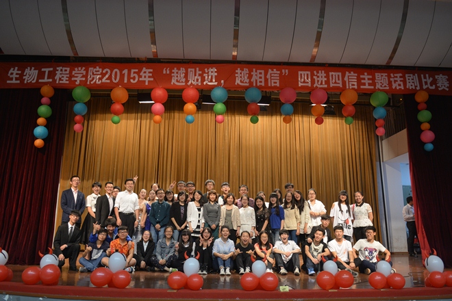 话剧演员合影留念