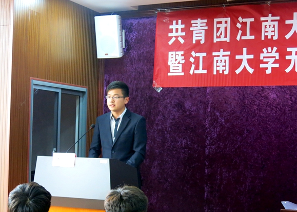 图3.兄弟学院学生会代表宣读贺信