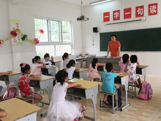 王维书记鼓励孩子们认真学习