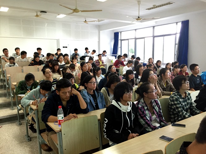 同学们认真听讲