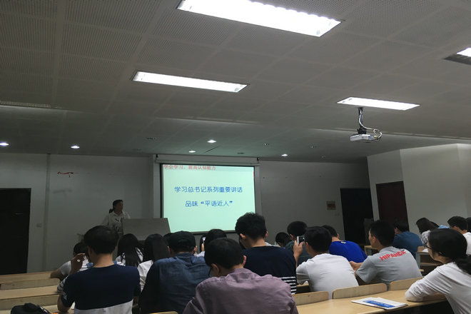 学院党委书记高雪梅为入党积极分子上党课